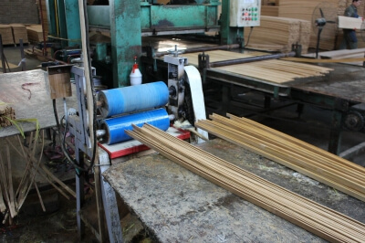 5. applying glue on bamboo strips 5. Applying glue on bamboo strips.