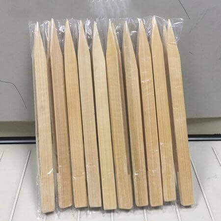 Bulk packaging of bamboo tongs